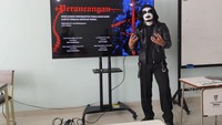 Totalitas! Mahasiswa Purwokerto Viral Sidang TA Pakai Kostum Black Metal