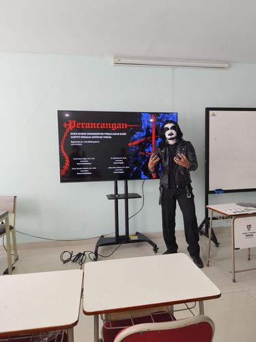 Mahasiswa DKV Telkom Purwokerto, Kabupaten Banyumas, Jawa Tengah, Ragatama Arrauf, viral usai sidang tugas akhir komik band Santet pakai corpse paint dan jaket kulit ala musisi black metal.