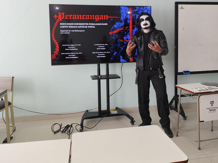 Mahasiswa DKV Telkom Purwokerto, Kabupaten Banyumas, Jawa Tengah, Ragatama Arrauf, viral usai sidang tugas akhir komik band Santet pakai corpse paint dan jaket kulit ala musisi black metal.