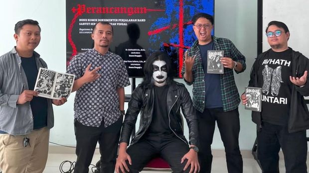 Mahasiswa DKV Telkom Purwokerto, Kabupaten Banyumas, Jawa Tengah, Ragatama Arrauf, viral usai sidang tugas akhir komik band Santet pakai corpse paint dan jaket kulit ala musisi black metal.