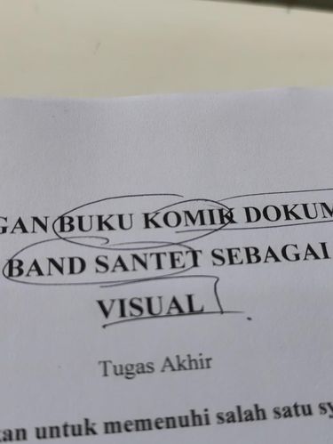 Mahasiswa DKV Telkom Purwokerto, Kabupaten Banyumas, Jawa Tengah, Ragatama Arrauf, viral usai sidang tugas akhir komik band Santet pakai corpse paint dan jaket kulit ala musisi black metal.