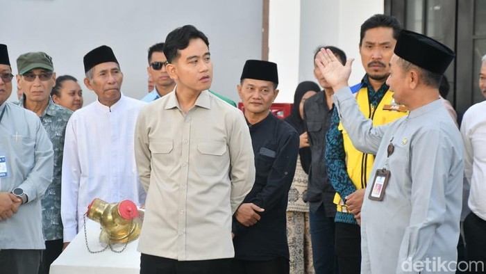 Wakil Presiden Gibran Rakabumingraka meninjau pasar Induk Banyuwangi