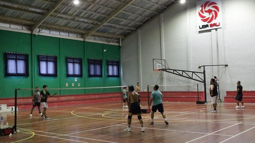 Warga Bangli sedang bermain bulutangkis di GOR Liga Bali, Jumat (10/7/2026).