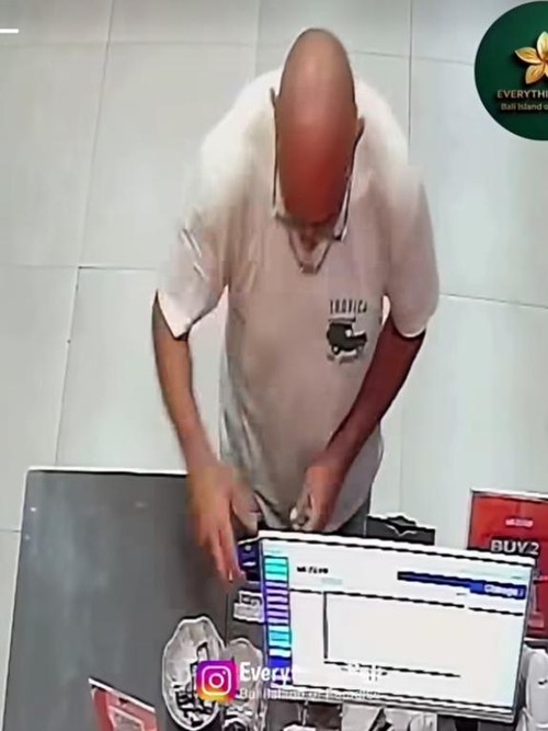 Tangkapan layar video CCTV memperlihatkan pria diduga WNA santai mengambil kotak berisi uang tip di Kuta Utara. (Polres Badung)