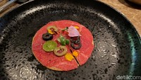 Sebelum ke menu utama, sebenarnya pelanggan diberi sajian appetizer. Salah satuya AB Wagyu Pizza yang memadukan adonan pizza dari kulit tortilla renyah dengan irisan daging wagyu tipis di atasnya. Foto: Detikcom / Atiqa Rana