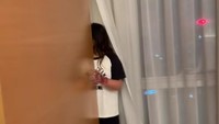 Alice kembali mengunggah momen lucu lainnya. Alice yang menghampiri putrinya dibuat tertawa melihat tingkah ayah. Dalam video yang diabadikan Alice, Alita, putri sulungnya terlihat memukul-memukul sekat ruangan seolah mengikuti aksi Haaland menabuh drum saat memimpin viking row celberation sambil tertawa. Foto: Instagram @alicenorin