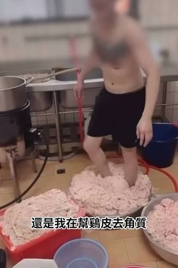Auto Jijik! Video Karyawan Injak Kulit Ayam Mentah Bikin Restoran Dihujat