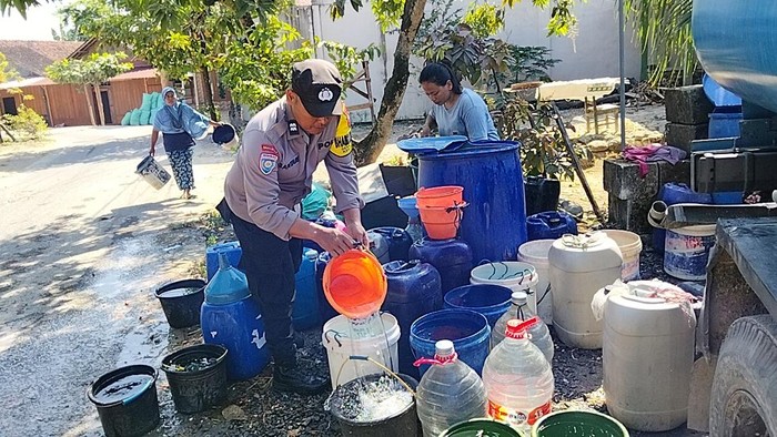 Bantuan air bersih oleh Polisi di Bojonegoro