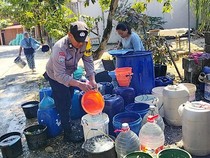 Krisis Air Bersih di Bojonegoro, Polisi Salurkan 16 Ribu Liter untuk Warga