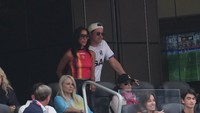 Gaya Brad Pitt Nonton Piala Dunia Bareng Pacar 29 Tahun Lebih Muda
