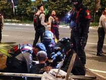Brimob Polda Metro Evakuasi Korban Kecelakaan saat Patroli di Jakut