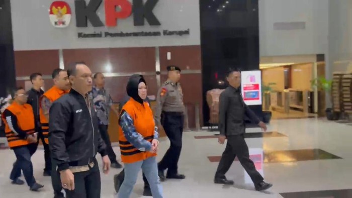 Bupati Sukoharjo, Etik Suryani, usai selesai diperiksa KPK terkait perkara suap.