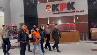 KPK Tahan Bupati Sukoharjo Etik Suryani