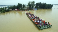 Disorot Dunia, China Pakai Jembatan Apung untuk Evakuasi Korban Banjir