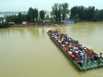 Disorot Dunia, China Pakai Jembatan Apung untuk Evakuasi Korban Banjir