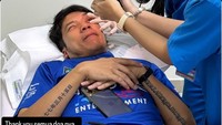 Desta langsung dibawa ke rumah sakit untuk pemeriksaan. Thank you semua doanya. Pendarahan cukup lebar sampe di lensa mata. Sudah ditangani dokter spesialis mata. Cukup parah tapi tidak sampai berbahaya. Ill come back soon, tulisnya dilihat di Instagram Stories, Sabtu (11/7/2026). (Foto: dok Instagram desta80s)