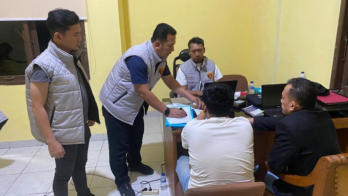 Dua pria pembuat website paslu pendaftaran Sumsel Bhayangkara Run 2026 diperiksa polisi