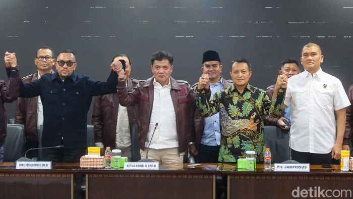 Plt Jampidsus Rudi Margono (kanan) bersama Ketua Komisi III DPR RI Habiburokhman (kiri) memberikan keterangan pers di Gedung Utama Kejaksaan Agung, Jakarta, Sabtu (11/7/2026).

Sebelumnya, Jaksa Agung ST Burhanuddin menunjuk Rudi Margono sebagai Pl
