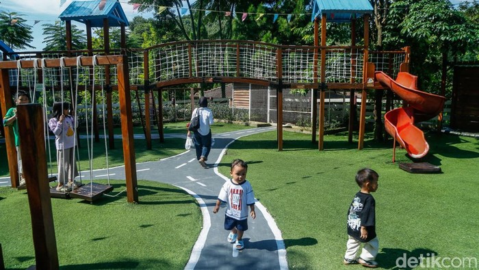Warga beraktivitas di Kopi Tubing, Bogor, Sabtu, (11/7/2026). Konsep wisata alam dan restoran tersebut terlihat melalui beragam fasilitas bermain yang memungkinkan anak-anak beraktivitas dengan leluasa, sementara orang tua dapat bersantai menikmati suasana sekitar.
