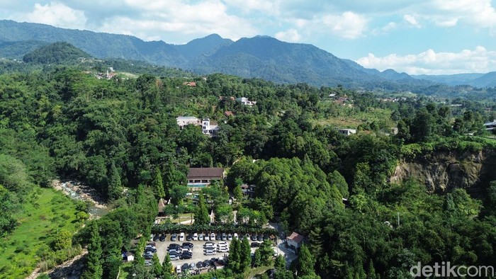 Warga beraktivitas di Kopi Tubing, Bogor, Sabtu, (11/7/2026). Konsep wisata alam dan restoran tersebut terlihat melalui beragam fasilitas bermain yang memungkinkan anak-anak beraktivitas dengan leluasa, sementara orang tua dapat bersantai menikmati suasana sekitar.