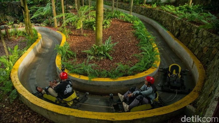 Warga beraktivitas di Kopi Tubing, Bogor, Sabtu, (11/7/2026). Konsep wisata alam dan restoran tersebut terlihat melalui beragam fasilitas bermain yang memungkinkan anak-anak beraktivitas dengan leluasa, sementara orang tua dapat bersantai menikmati suasana sekitar.