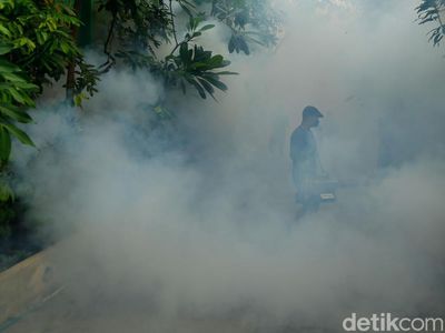 Warga RW 018 melakukan fogging di Perumahan Puri Cendana, Tambun Selatan, Kabupaten Bekasi, Sabtu (11/7/2026).

Petugas melakukan penyemprotan insektisida ke dalam saluran air, serta area yang berpotensi menjadi tempat persembunyian nyamuk Aedes ae