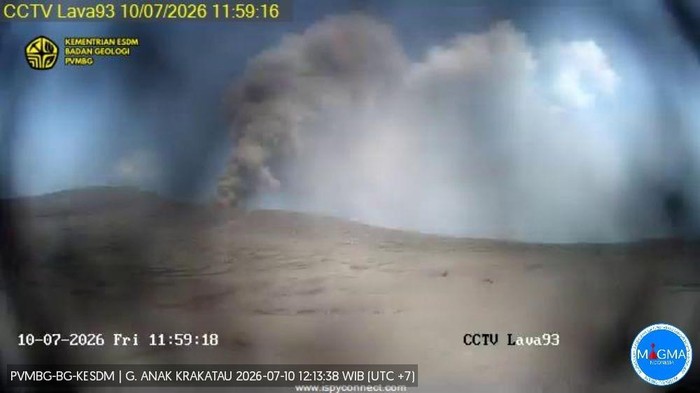 Gunung Anak Krakatau erupsi beruntun pada Jumat sore
