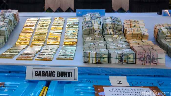 Foto: Emas hingga uang dolar yang disita terkait kasus Febrie Adriansyah (Gilang Faturahman/detikFoto)
