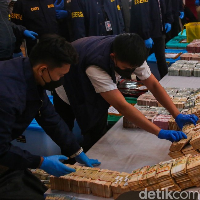 Emas 74  Kg dan Valas Dipamerkan Polisi, Tersangka Kasus Korupsi Masih Didalami