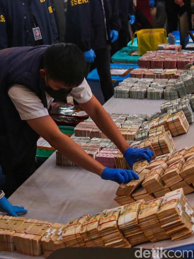 Emas 74  Kg dan Valas Dipamerkan Polisi, Tersangka Kasus Korupsi Masih Didalami