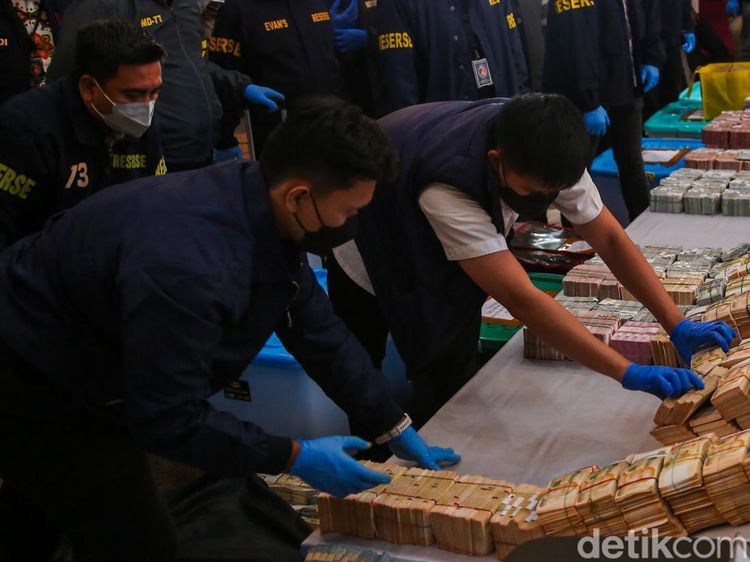 Emas 74  Kg dan Valas Dipamerkan Polisi, Tersangka Kasus Korupsi Masih Didalami