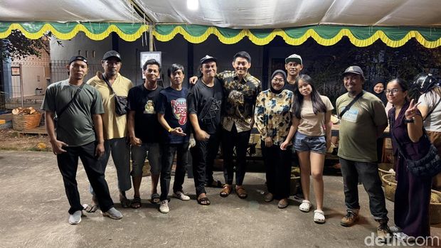 Ifan Seventeen Cicipi Durian Jemongko di Pontianak Ifan Seventeen Cicipi Durian Jemongko di Pontianak.