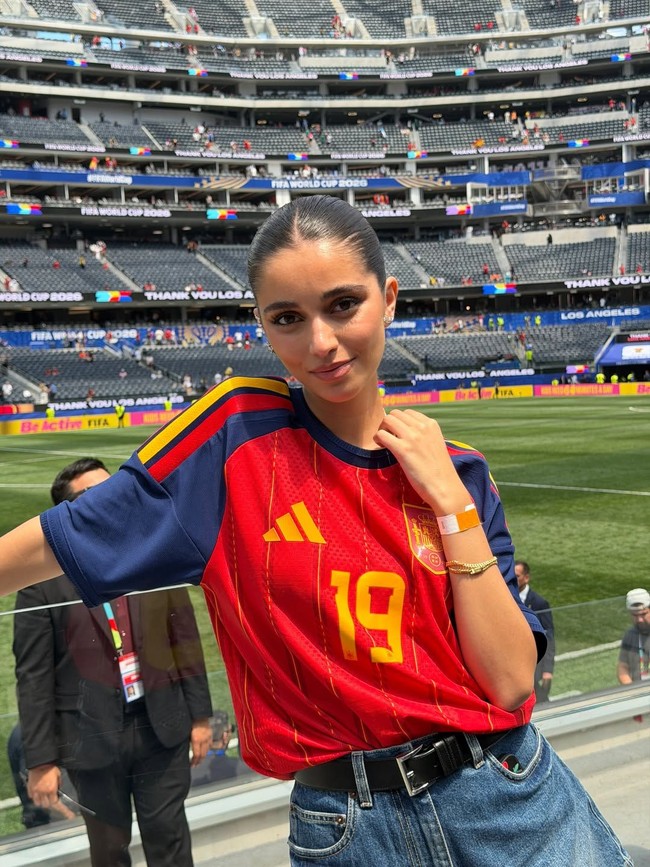 Inés Garcia jadi sorotan selama Piala Dunia 2026. WAG baru, pacar Lamine Yamal tersebut sering memamerkan gayanya saat menoton sang kekasih berlaga. Foto: Instagram @ineesgaarcia