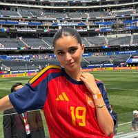 Inés Garcia jadi sorotan selama Piala Dunia 2026. WAG baru, pacar Lamine Yamal tersebut sering memamerkan gayanya saat menoton sang kekasih berlaga. Foto: Instagram @ineesgaarcia