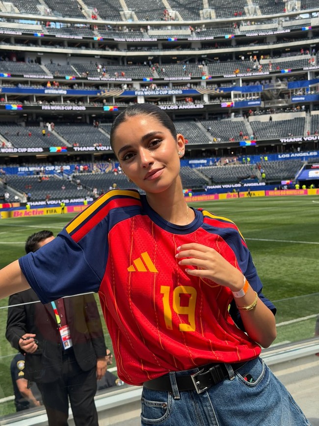 Dalam pertandingan melawan Belgia, Ines tentu tak ingin ketinggalan. Dalam unggahan terbaru, wanita 21 tahun tersebut mengunggah gayanya saat menyaksikan Spanyol menang 2-1. Foto: Instagram @ineesgaarcia