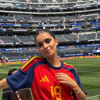 Dalam pertandingan melawan Belgia, Ines tentu tak ingin ketinggalan. Dalam unggahan terbaru, wanita 21 tahun tersebut mengunggah gayanya saat menyaksikan Spanyol menang 2-1. Foto: Instagram @ineesgaarcia