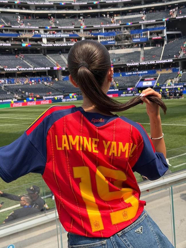 Dalam foto, Ines terlihat cantik mengenakan jersey Spanyol. Seperti gaya-gaya sebelumnya, ia dengan bangga memilih nomor punggung 19 dan nama Lamine Yamal. Foto: Instagram @ineesgaarcia