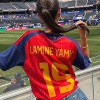 Dalam foto, Ines terlihat cantik mengenakan jersey Spanyol. Seperti gaya-gaya sebelumnya, ia dengan bangga memilih nomor punggung 19 dan nama Lamine Yamal. Foto: Instagram @ineesgaarcia