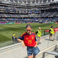 Kali ini influencer Spanyol tersebut memadukannya dengan celana pendek denim bersabuk hitam dan sneaker biru muda. Foto: Instagram @ineesgaarcia