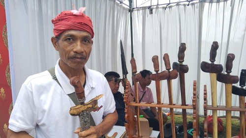 Jero Mangku Nyoman Suarta membuka stand keris tradisional di Parade Seni Budaya Desa Adat Bedha, Kecamatan Tabanan. (Krisna Pradipta/detikBali)