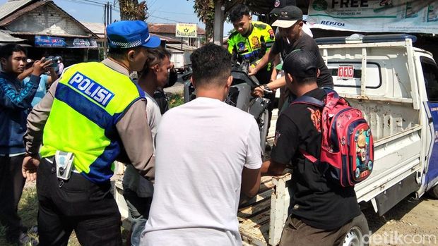 Kecelakaan truk tabrak mobil dan dua motor di Kopeng, Magelang, Sabtu (11/6/2026). Kecelakaan truk tabrak mobil dan dua motor di Kopeng, Magelang, Sabtu (11/6/2026).