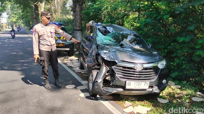 Kecelakaan truk tabrak mobil dan dua motor di Kopeng, Magelang, Sabtu (11/6/2026).