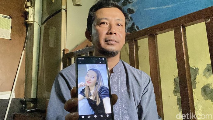 Keluarga memperlihatkan foto Evi Mentari, PMI asal Sukabumi yang meninggal dunia di Jeddah.