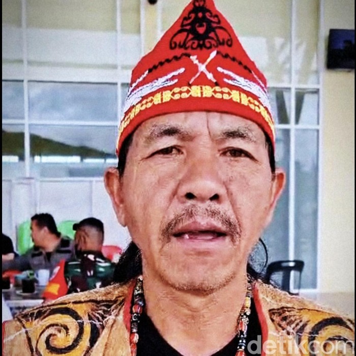 Kepala Adat Besar Krayan Darat, Meskanter Agung saat berada di Bandara Yuvai Semaring