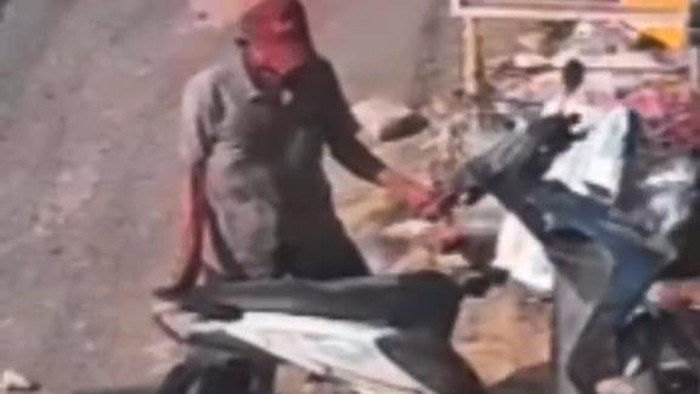 Keterangan Foto: -Tangkapan Layar pelaku saat mencuri sepeda motor (dok Polsek Nongsa)