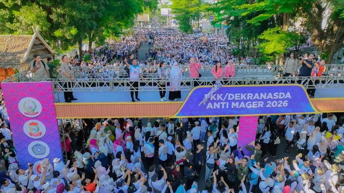 Ketua Dekranas Selvi Ananda Rakabuming Raka melepas peserta Jalan Sehat Anti Mager Sulsel.