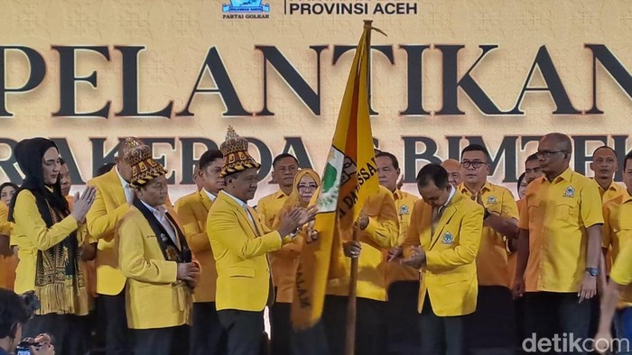 Ketua Umum Partai Golkar Bahlil Lahadalia melantik pengurus DPD Golkar Banda Aceh (Agus Setyadi/detikcom)