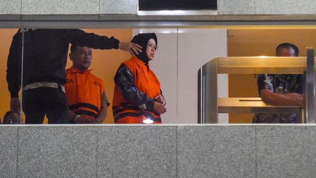Bupati Sukoharjo Etik Suryani (kedua kanan) mengenakan rompi tahanan usai menjalani pemeriksaan di Gedung Merah Putih KPK, Jakarta, Sabtu (11/7/2026). KPK menahan tiga orang tersangka pasca operasi tangkap tangan (OTT) pada Kamis (9/7) yakni Bupati Sukoharjo Etik Suryani, Kepala Badan Pengelolaan Keuangan dan Aset Daerah (BPKAD) Richard Tri Handoko dan Kepala Bagian Umum Sekretariat Daerah (Setda) Pemkab Sukoharjo Tri Mulyo terkait dugaan pemerasan terhadap para perangkat daerah di Kabupaten Sukoharjo. ANTARA FOTO/Indrianto Eko Suwarso/agr