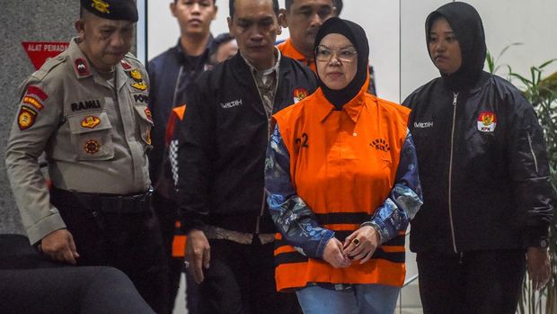 Bupati Sukoharjo Etik Suryani (kedua kanan) mengenakan rompi tahanan usai menjalani pemeriksaan di Gedung Merah Putih KPK, Jakarta, Sabtu (11/7/2026). KPK menahan tiga orang tersangka pasca operasi tangkap tangan (OTT) pada Kamis (9/7) yakni Bupati Sukoharjo Etik Suryani, Kepala Badan Pengelolaan Keuangan dan Aset Daerah (BPKAD) Richard Tri Handoko dan Kepala Bagian Umum Sekretariat Daerah (Setda) Pemkab Sukoharjo Tri Mulyo terkait dugaan pemerasan terhadap para perangkat daerah di Kabupaten Sukoharjo. ANTARA FOTO/Indrianto Eko Suwarso/agr