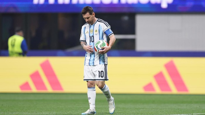 ATLANTA, GEORGIA - JULY 07: Lionel Messi #10 of Argentina prepares for taking a penalty kick during the FIFA World Cup 2026 Round of 16 match between Argentina and Egypt at Atlanta Stadium on July 07, 2026 in Atlanta, Georgia. (Photo by Buda Mendes/Getty Images)